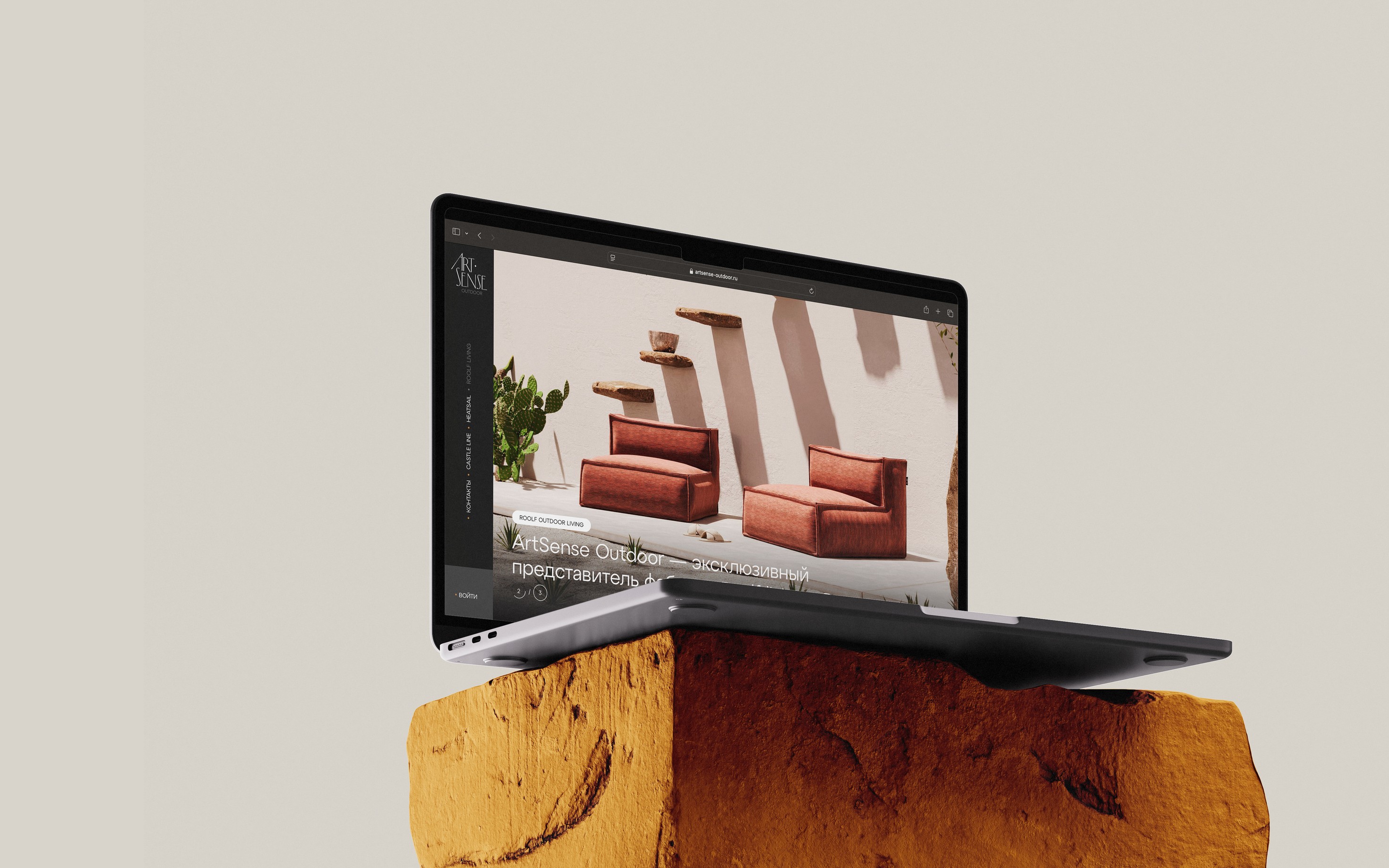 Ноутбук с изображением главной страницы сайта ArtSense Outdoor